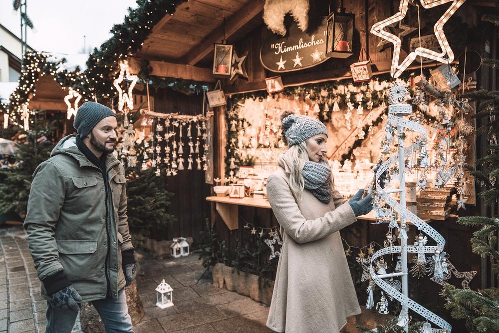Zwei Menschen an einem Stand auf dem Adventmarkt in St. Wolfgang